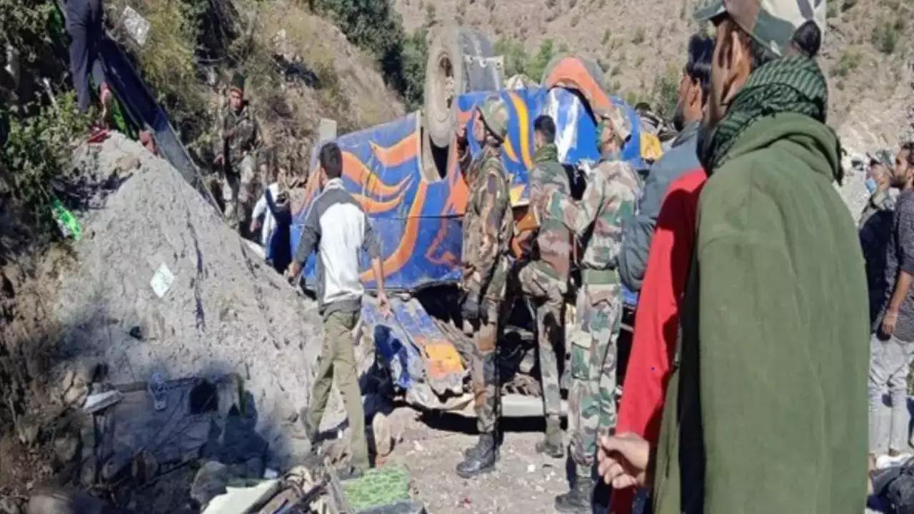 J&K Road Accident: जम्मू-कश्मीर के डोडा में भीषण हादसा, गहरी खाई में गिरी बस, 33 यात्रियों की मौत